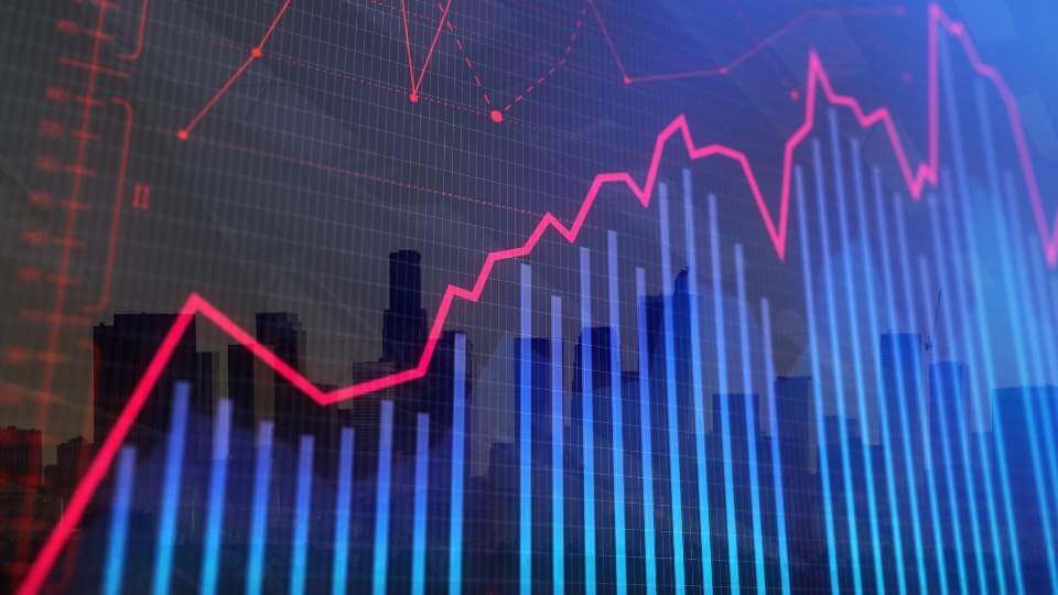 Lo spread ai minimi da quattro anni: per il governo è una conferma della stabilità economica. Esultano Albano, Urso e Salvini con dichiarazioni di merito.