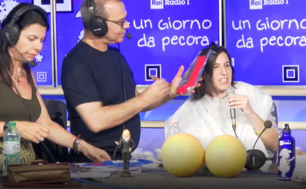 La segretaria Pd scherza sul nuovo look in diretta radio: “Energia al massimo, ma il Parlamento merita sobrietà”