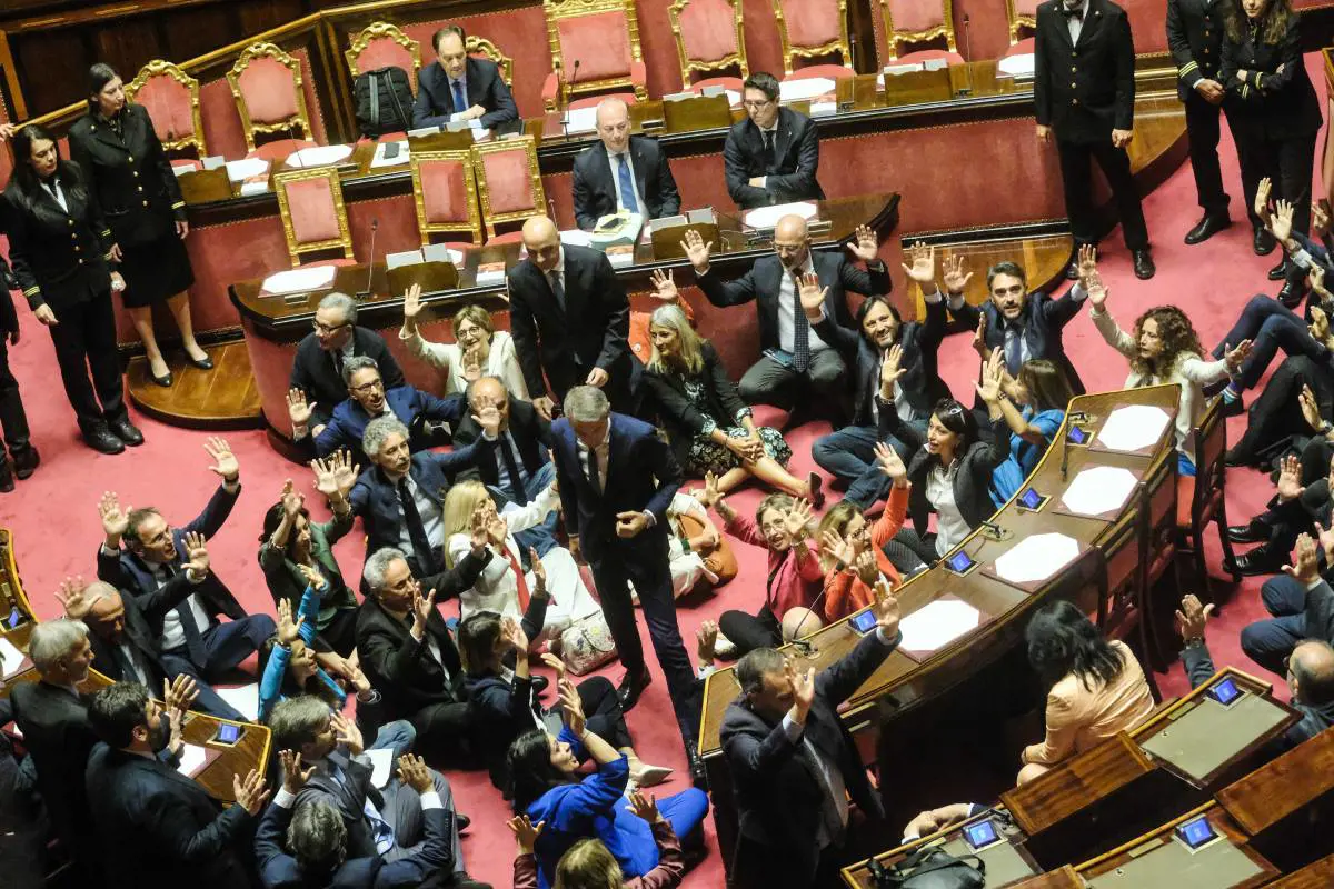 Scontro infuocato a Palazzo Madama sul Decreto Sicurezza: il governo pone la fiducia, le opposizioni occupano l’Aula. Meloni: “Tutela dei cittadini, non repressione”