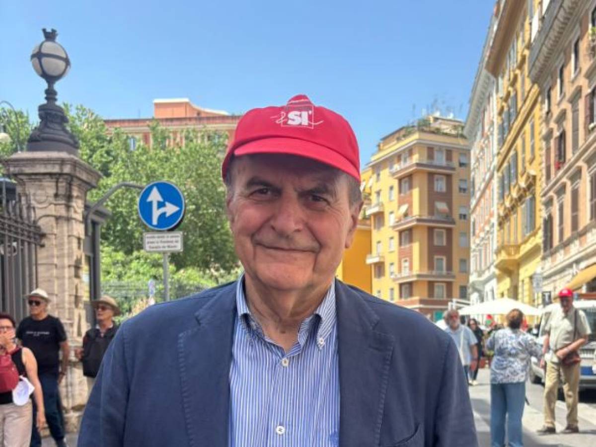 L’ex leader del PD partecipa alla manifestazione pro-Gaza e finisce al centro della polemica: Procaccini lo accusa di violare le regole elettorali