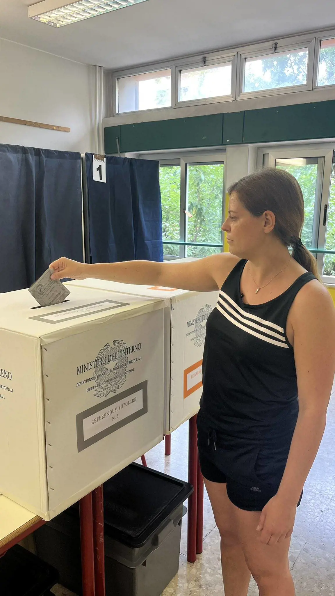 Nel giorno dei referendum, la deputata europea si presenta al voto in tenuta da spiaggia. È polemica sui social: “Rappresenti l’Italia, vestiti con decoro”