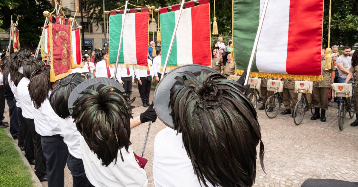 Polemica in un liceo lombardo: alcuni professori contestano la visita dei Bersaglieri, ma la premier e Crosetto reagiscono duramente. L’associazione: “Amarezza profonda”