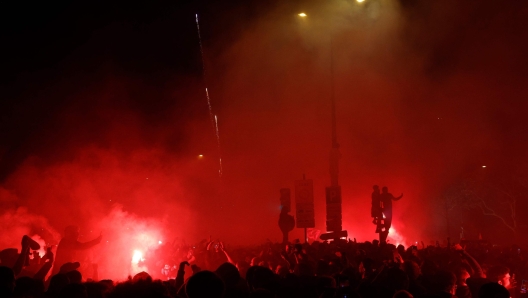 Festa rovinata in diverse città francesi per la vittoria in Champions del PSG: un 17enne ucciso, feriti gravi e quasi 300 arresti.
