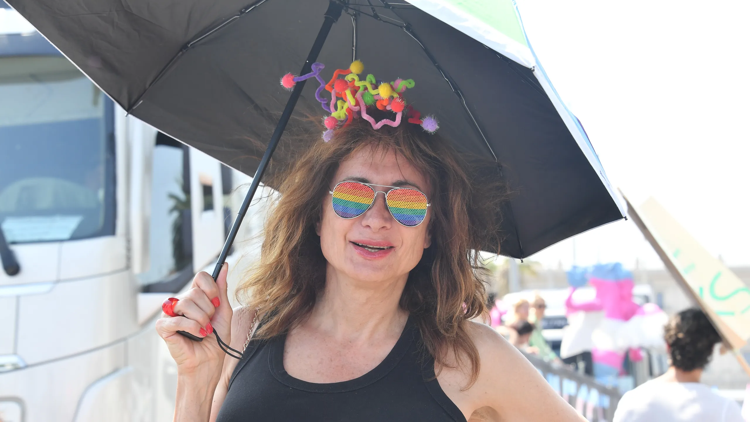 Dal palco del Roma Pride, Vladimir Luxuria attacca il governo: “Nel 2025 il Pride è reato a Budapest. E l’Italia resta in silenzio”