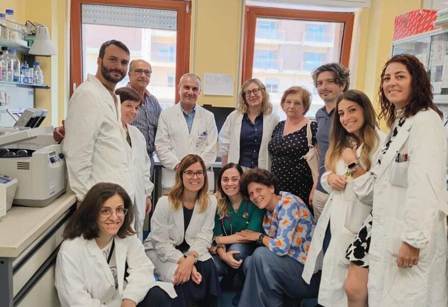 Per amore del figlio morto di tumore, donano un macchinario che salva vite: “Roby vive in ciò che facciamo”