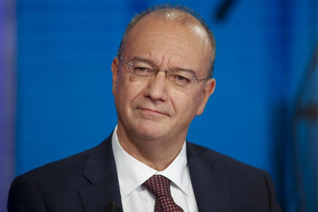 Il ministro Valditara introduce il divieto dell’uso del cellulare in aula per gli studenti delle superiori, con regole e sanzioni disciplinari in arrivo.