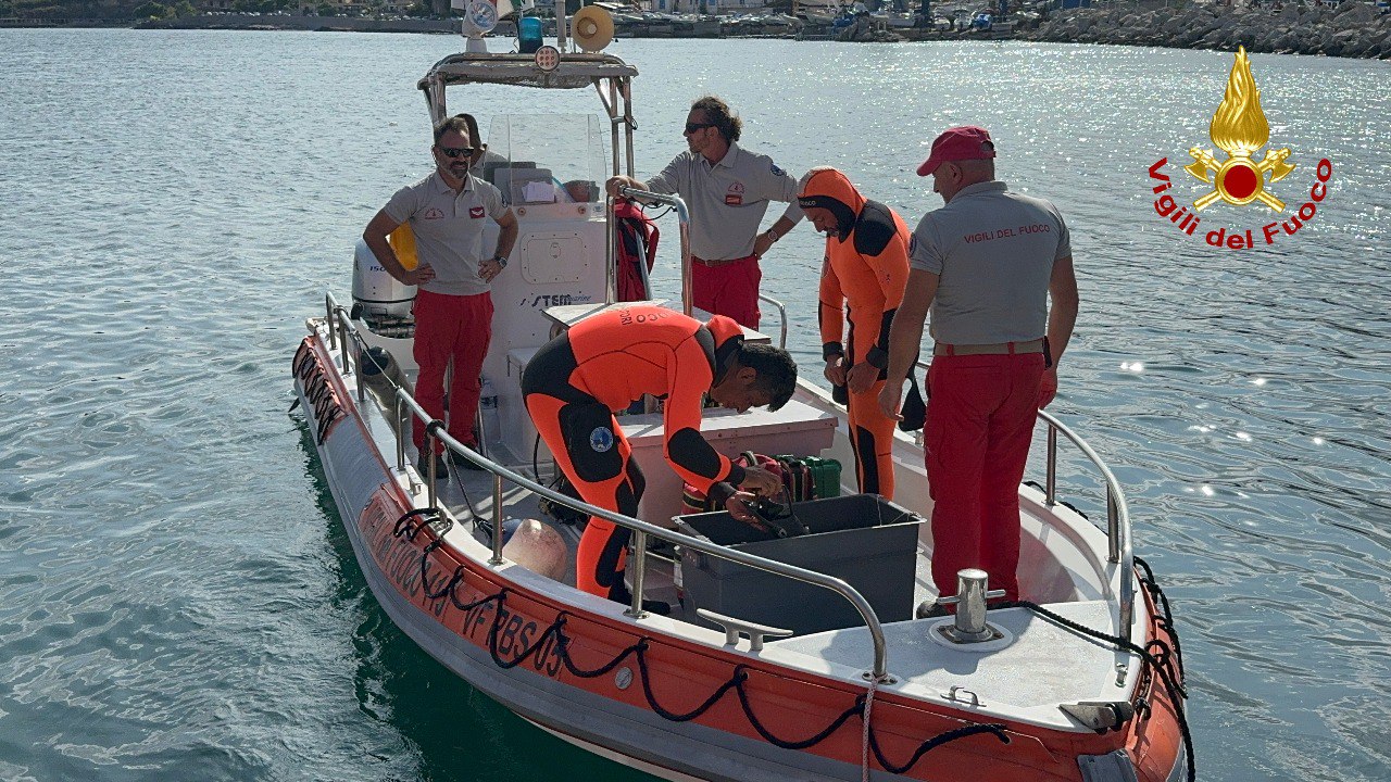 Il corpo del piccolo è stato ritrovato dai sommozzatori dei vigili del fuoco dopo ore di ricerche disperate.