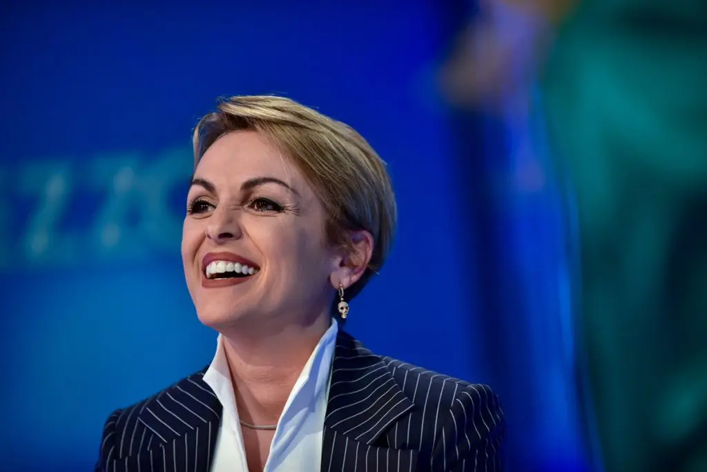 L’ex compagna di Silvio Berlusconi non smentisce l’interesse verso i Cinque Stelle e racconta il suo nuovo approccio alla politica: “Mai ricevuto proposte dalla destra”.