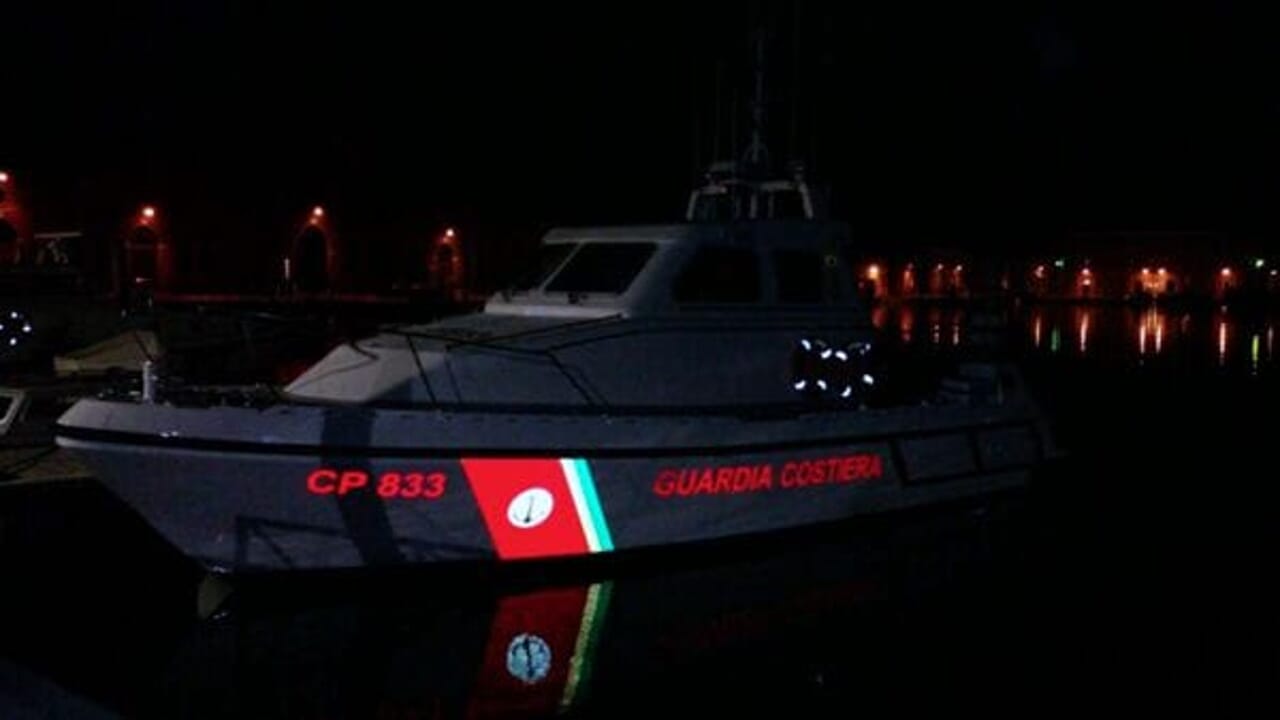 Mobilitazione di Capitaneria di porto e vigili del fuoco: si cerca un uomo scomparso in acqua. Ancora ignota la sua identità.