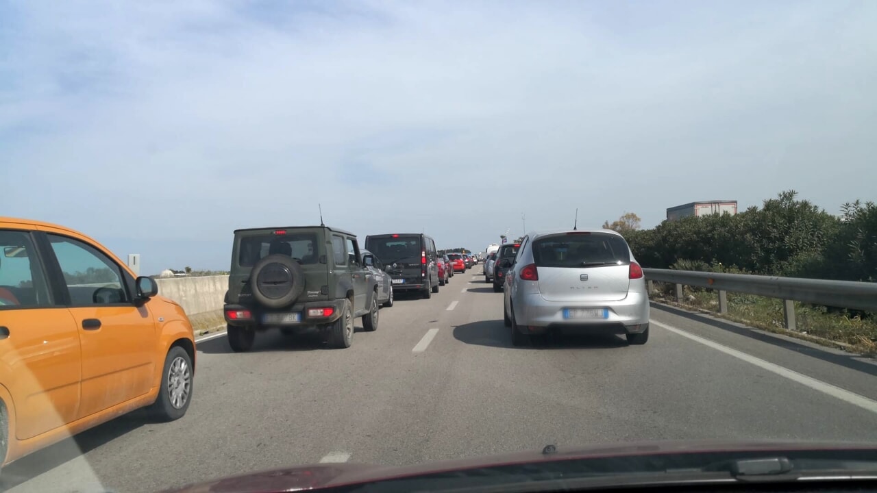 Violento impatto nel pomeriggio del 16 giugno: camionista ferito, lunga coda sulla carreggiata sud. Mattinata nera anche a Polignano.