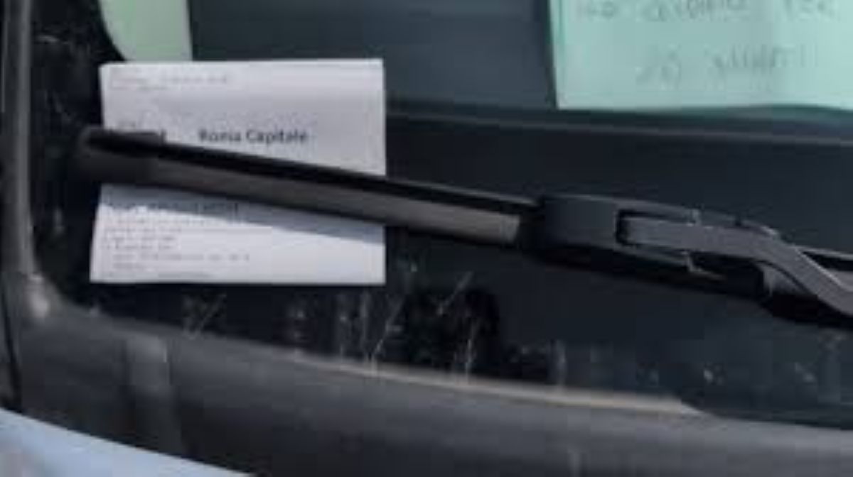 Studente parcheggia in divieto: “Ho la maturità, vi prego, non mi multate”, i vigili ignorano la supplica
