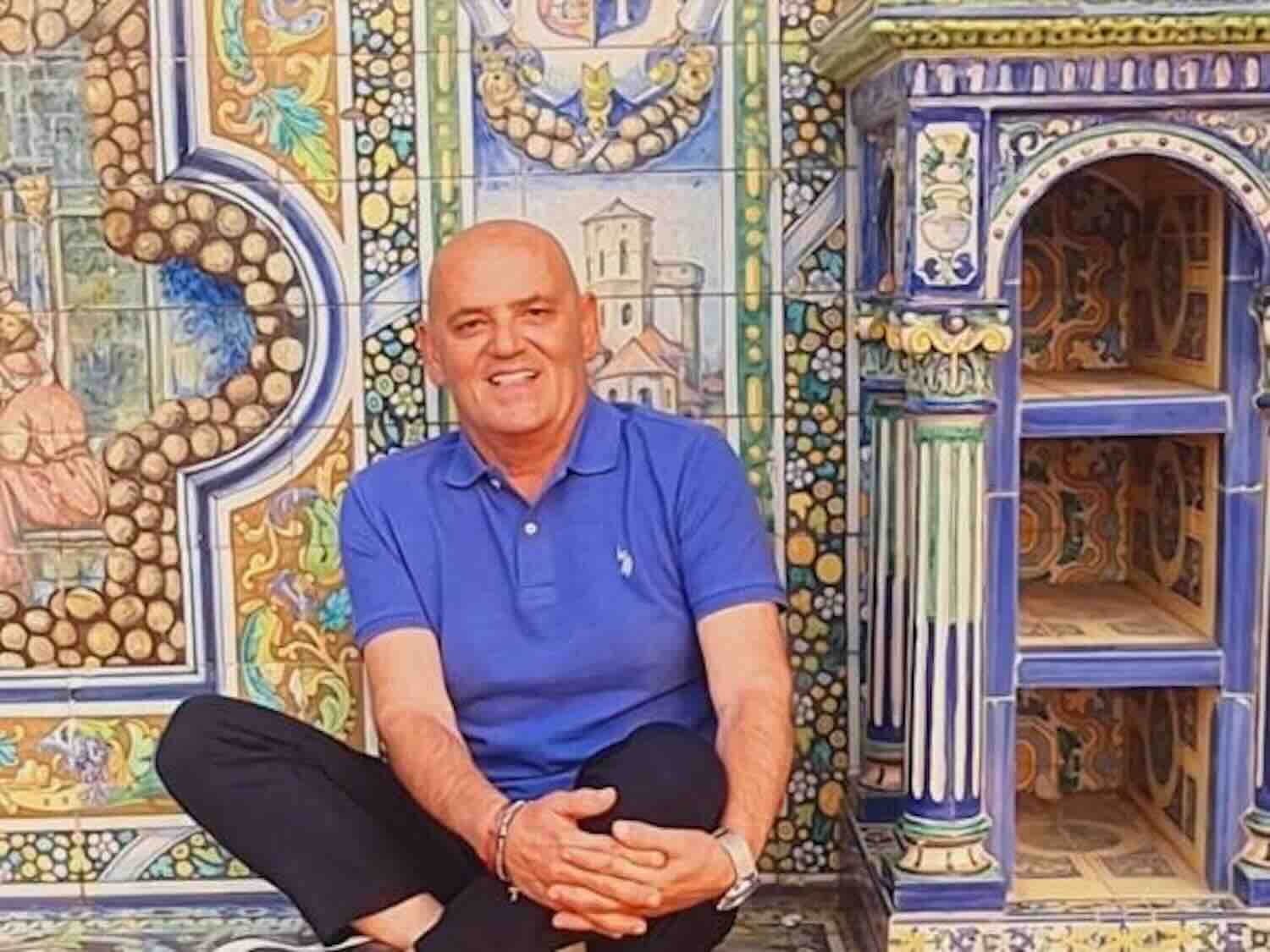 Dopo il post choc su Facebook, il docente di Marigliano ha assunto farmaci e tentato il suicidio. Ora è ricoverato a Nola ma cosciente.