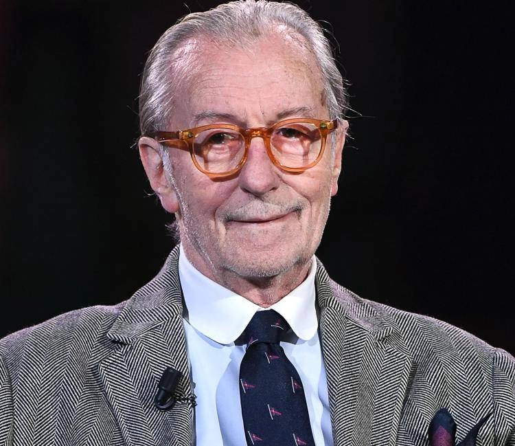 Dal palco del Teatro Gaber, il giornalista elogia la premier: “Concreta, decisa, non si lascia intimidire. La stimo e gliel’ho detto più volte”.