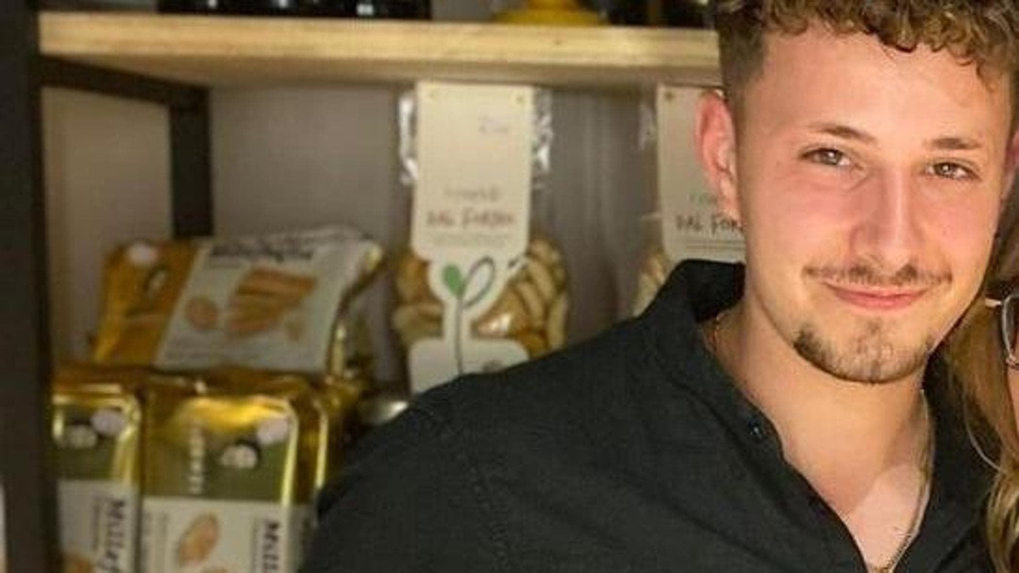 Aveva da poco aperto una vineria con la famiglia a Francoforte. Dopo un incidente, è sceso dall’auto ed è stato travolto da una vettura. Morte sul colpo.
