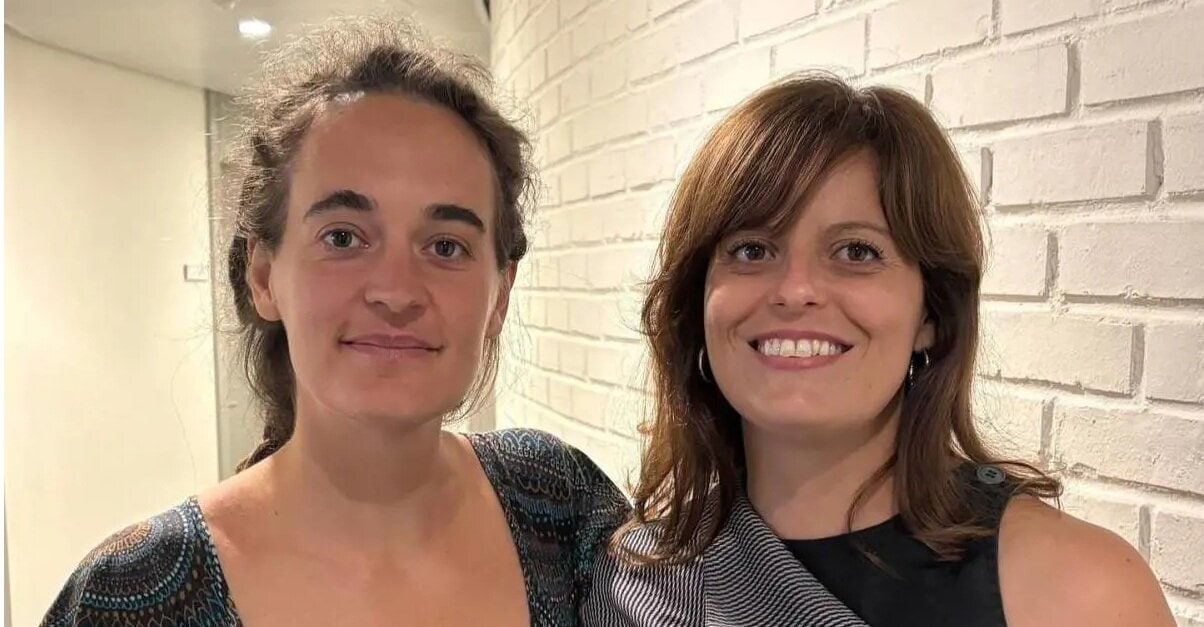 Carola Rackete si è dimessa da eurodeputata per tornare all’attivismo nelle piazze. La decisione accende il dibattito tra The Left, Salis, Ceccardi e Fratelli d’Italia.