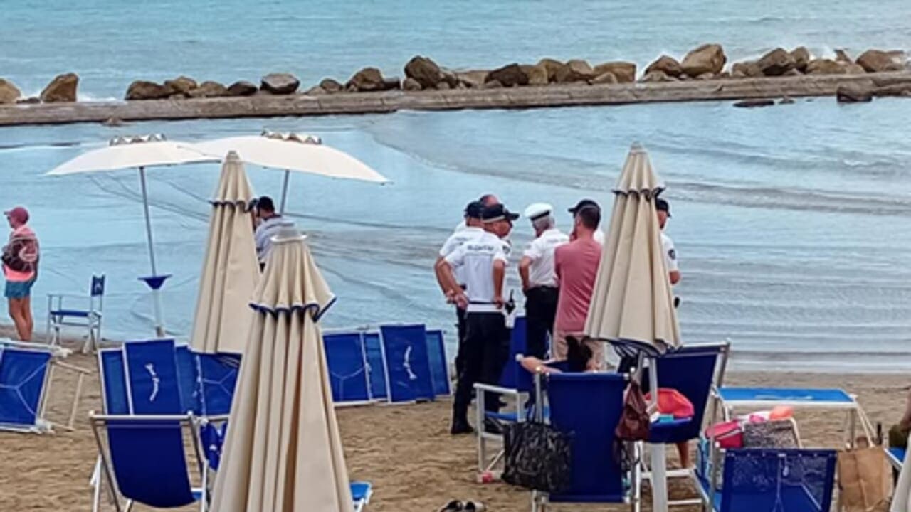 Tragedia ad Anzio, dove i fratelli romani Enrico e Piero Arioli, 65 e 68 anni, sono morti annegati davanti allo stabilimento Dea Fortuna. Inutili i soccorsi.