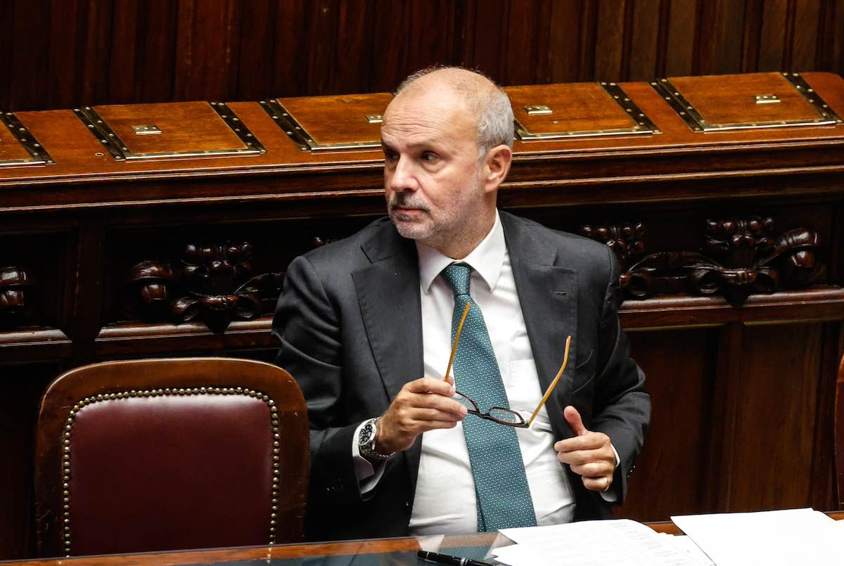Il ministro della Salute rassicura: malori sì, ma al momento non si registrano picchi di decessi legati alle alte temperature.
