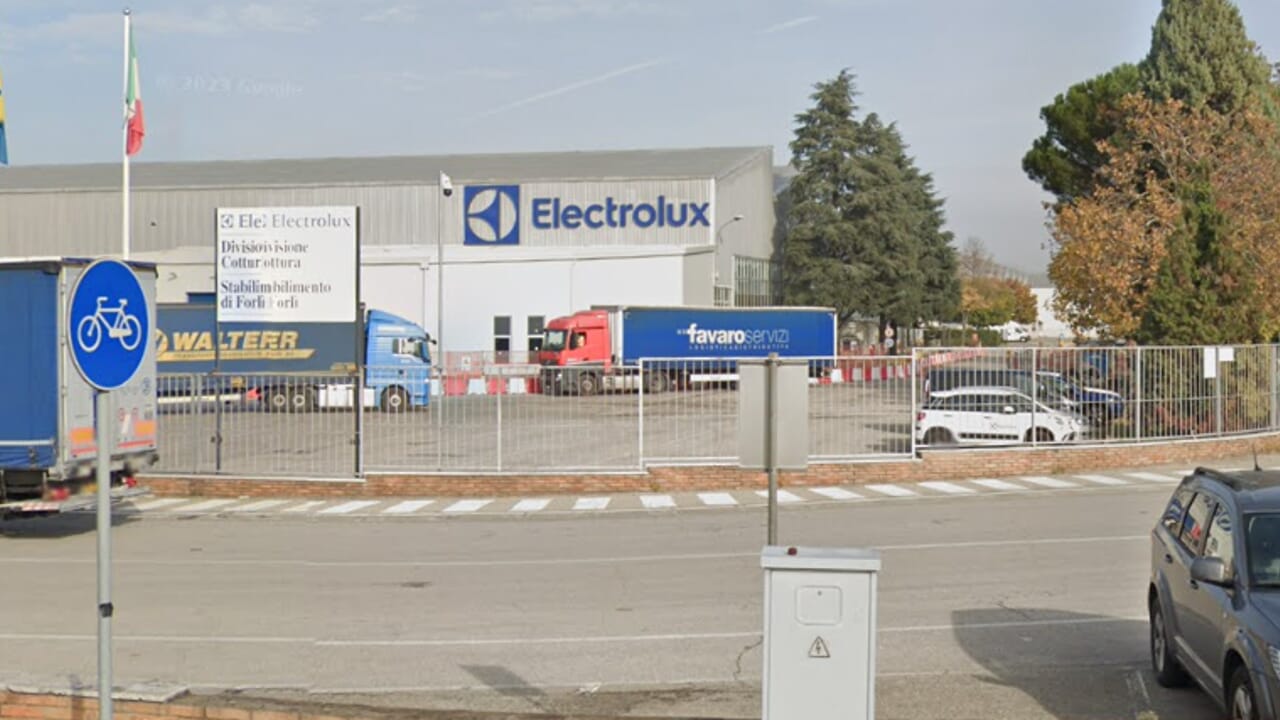 Turno interrotto alle 12:15 nello stabilimento Electrolux di Forlì per le temperature estreme. I sindacati accusano: “L’azienda ha ignorato l’allerta rossa”.