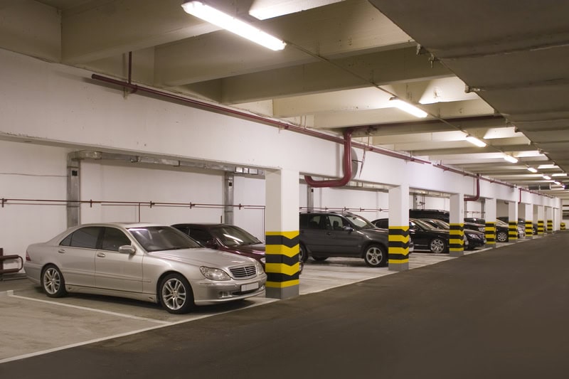 Parcheggia l’auto su strisce bianche prima di partire, ma durante le ferie diventano blu. Il vigile non accetta le prove: “Non sono schiaccianti”