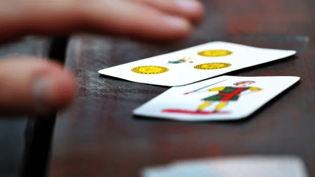 A Lesmo, in provincia di Monza, una partita a carte degenera in rissa. Un 78enne colpisce al volto un anziano di 97 anni: locale chiuso per 30 giorni.