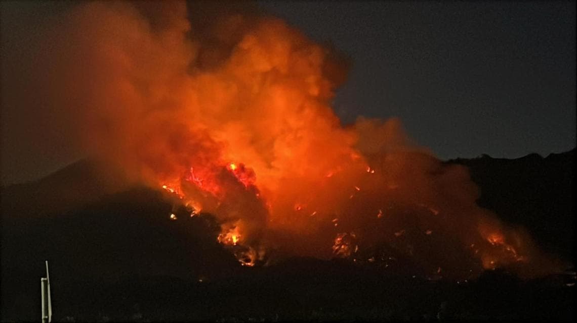 Un vasto incendio sta devastando il Vesuvio da giorni. Le fiamme, alimentate dal vento, rendono l’aria irrespirabile e ostacolano le operazioni di spegnimento.