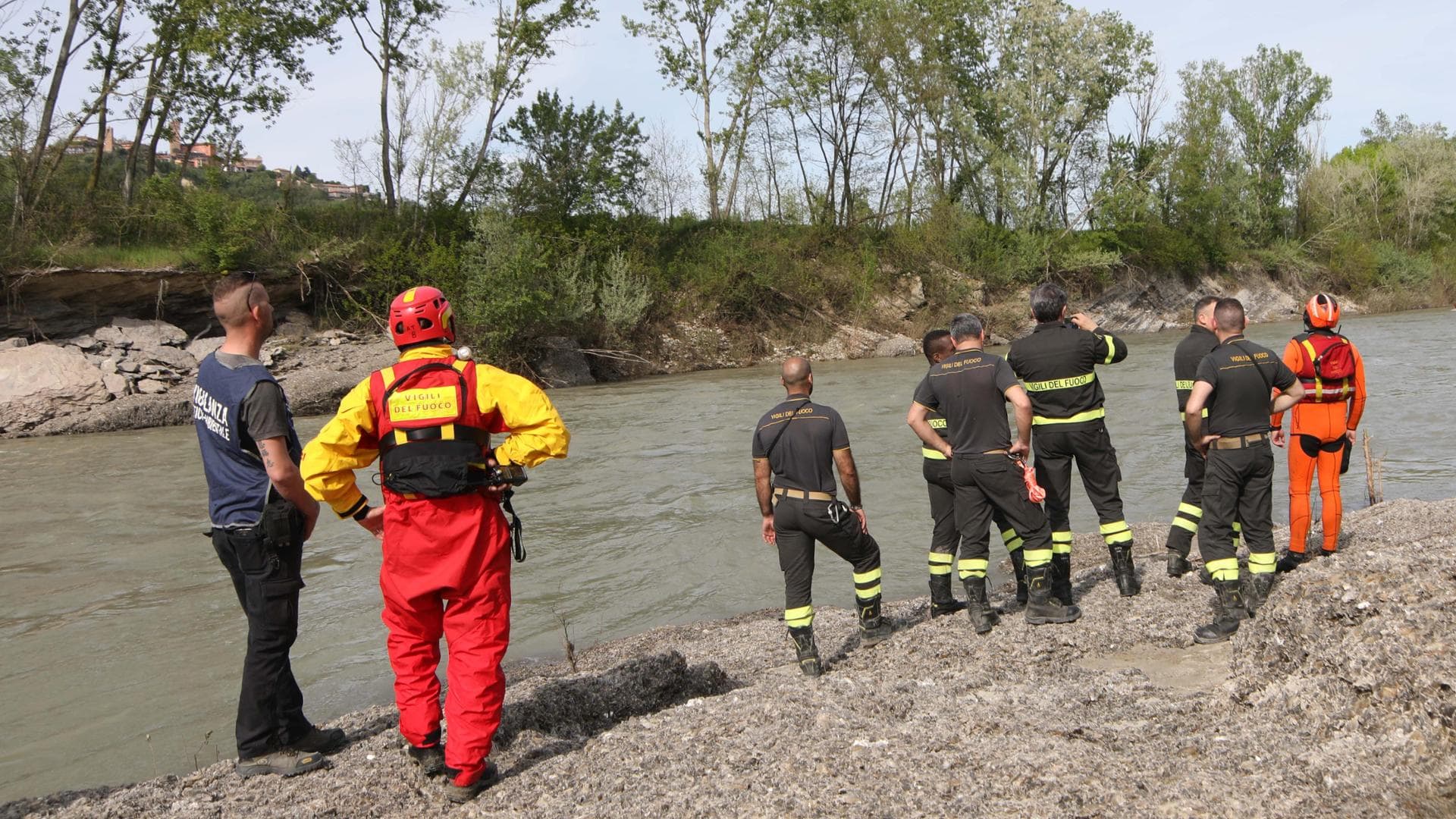 Gli inquirenti ribaltano la versione iniziale: non un bagno finito in tragedia, ma un gesto volontario legato a un debito di 50 euro.