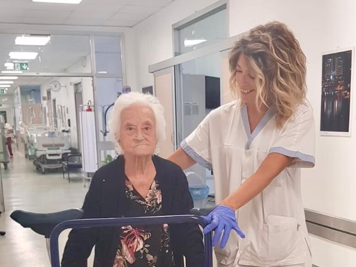 Lucia Fabrizio, classe 1925, ha superato un infarto con angioplastica e dopo una settimana di ricovero è tornata a casa autonoma e sorridente.