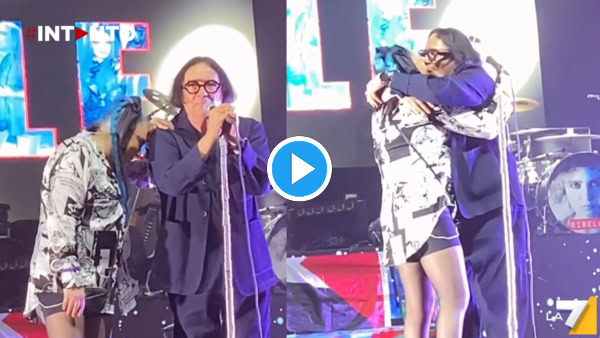 Sul palco di La Spezia, durante il tour “50 anni da ribelle”, i due artisti si sono abbracciati davanti a un pubblico in delirio.