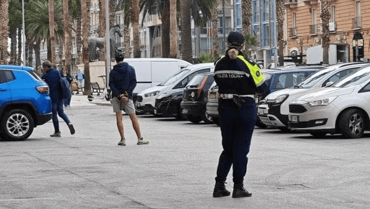 Una famiglia francese con due bambini è stata accerchiata e minacciata sul lungomare di Bari: terrore tra i turisti in vacanza.