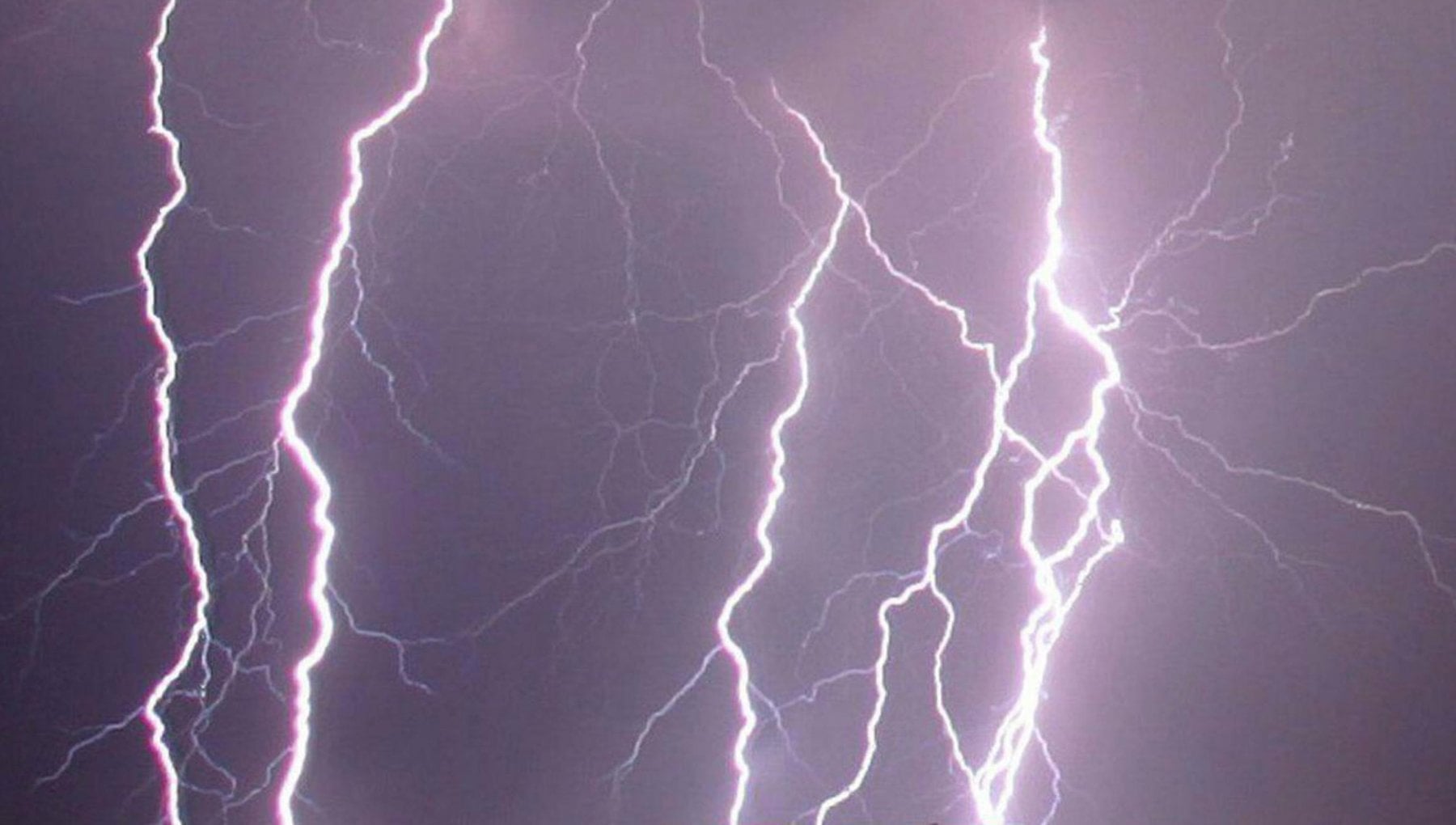 Abruzzo, colpito da un fulmine sotto gli occhi del padre, 15enne è in fin di vita