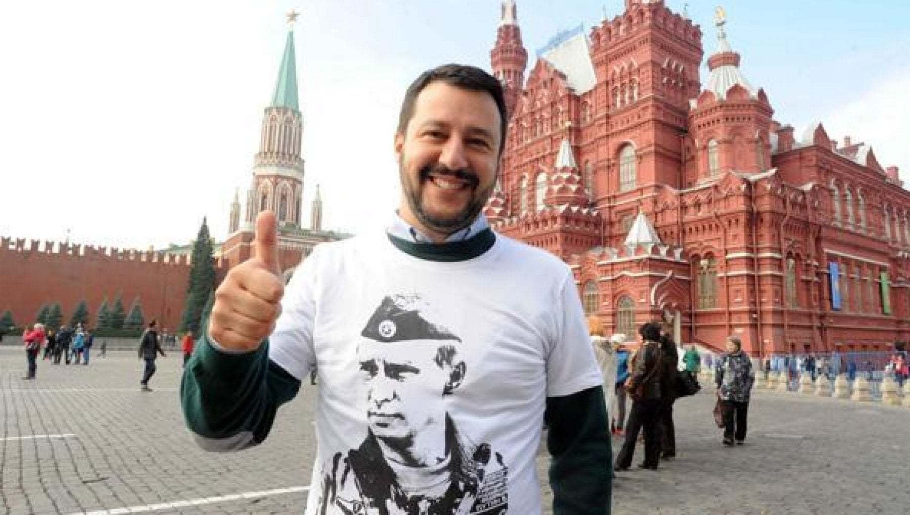 Il quotidiano francese ricorda la maglietta di Putin e i rapporti con Russia Unita. Nuove tensioni diplomatiche dopo le frasi contro il presidente francese.