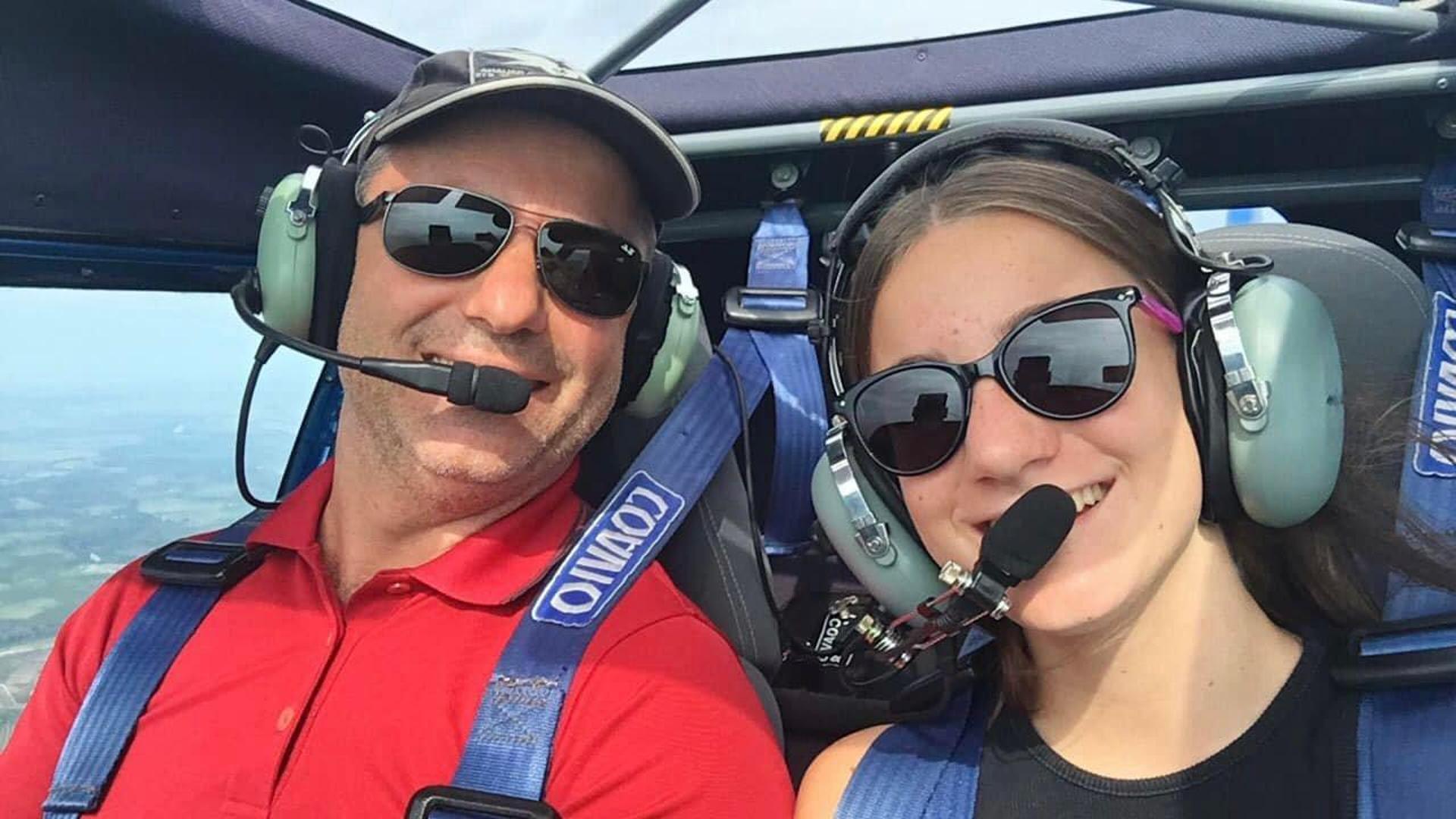 Un ultraleggero è precipitato tra Crescentino e Livorno Ferraris, in provincia di Vercelli. Nell’impatto hanno perso la vita Massimiliano Monticone, 49 anni, e la figlia Simona, 18 anni.
