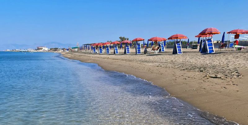 La denuncia di una madre e l’intervento del deputato Borrelli contro il divieto di introdurre cibo nello stabilimento balneare.