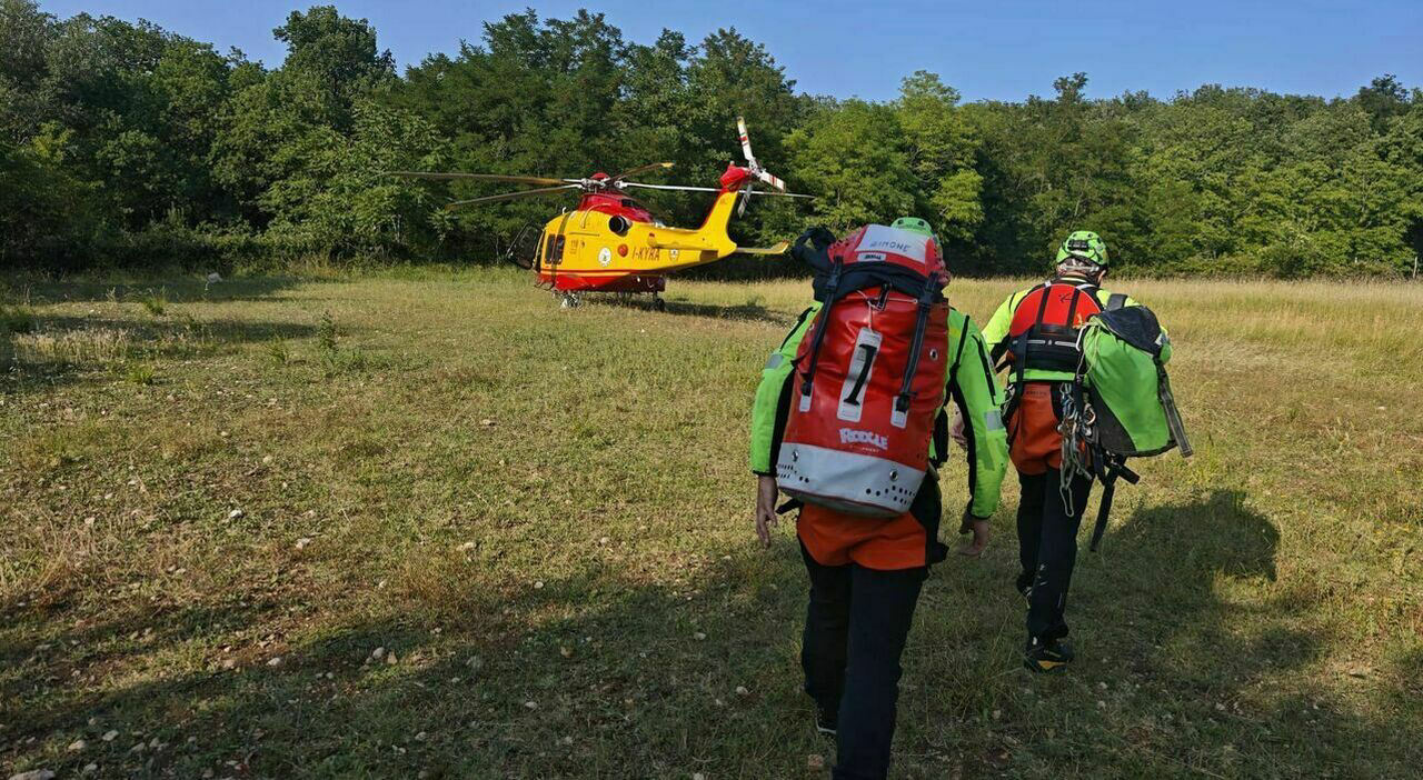 Una donna di Rimini ha perso la vita lungo il Sentiero dell’Orso: la caduta fatale è avvenuta sotto gli occhi del figlio.