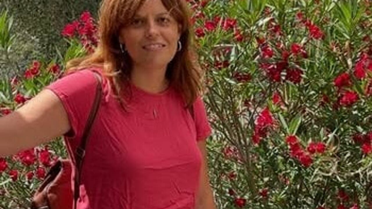 L’europarlamentare dell’Alleanza Verdi e Sinistra pubblica una foto in ferie e denuncia stipendi bassi e capitalismo “straccione”, ma scoppia la polemica.