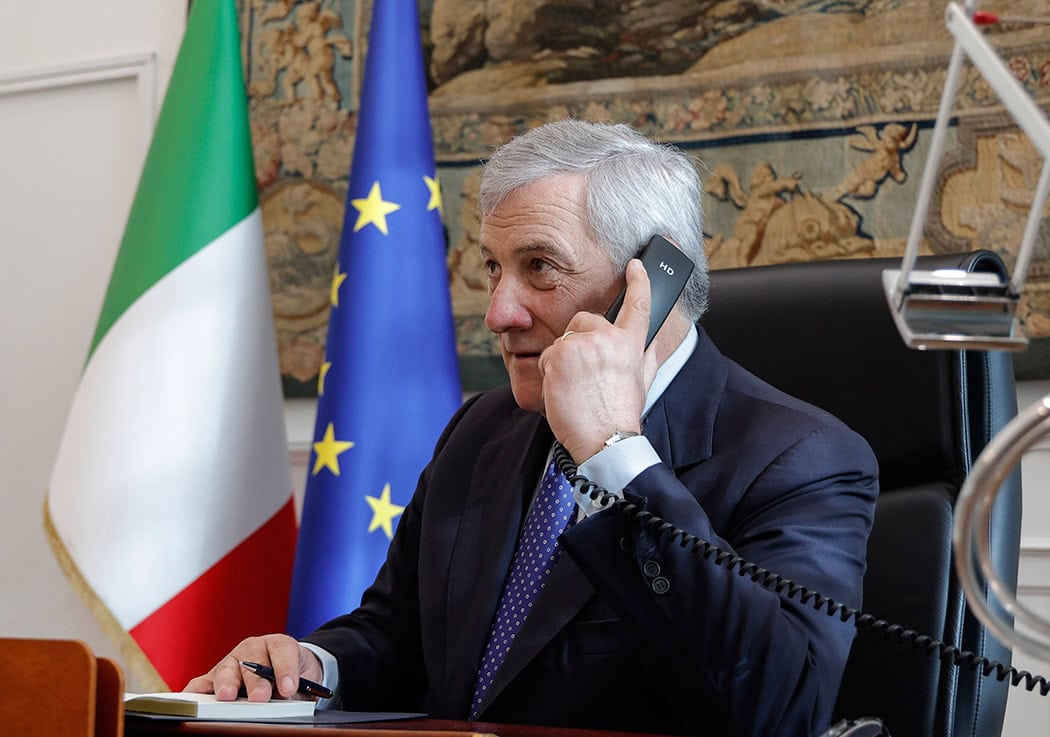 Tajani all’attacco: “Flat tax al 24% e basta odio sociale contro le banche”