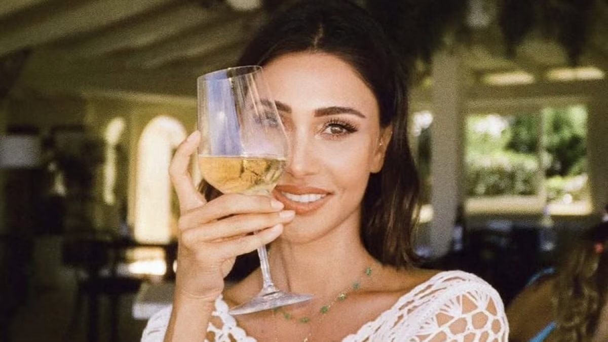 Durante una serata a Porto Cervo, Belen Rodriguez si sarebbe infuriata con alcuni ragazzi che la riprendevano: la showgirl avrebbe reagito lanciando patatine.