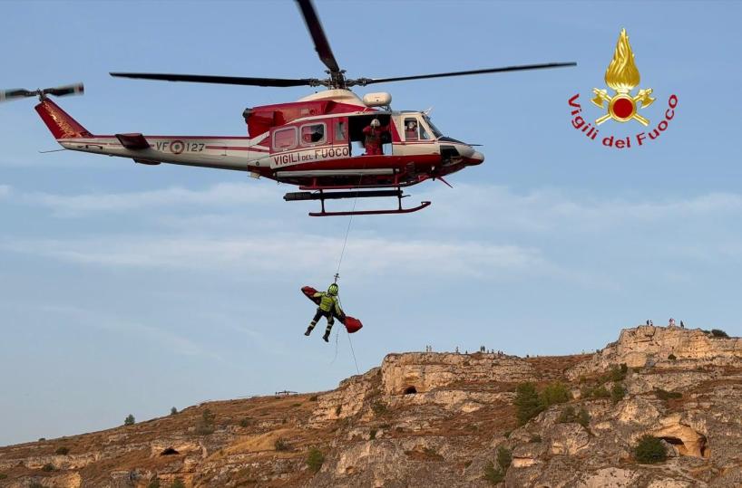 Il corpo di un 25enne di Matera è stato recuperato dai Vigili del Fuoco in un punto impervio della Gravina, accertamenti in corso sulle cause del decesso.