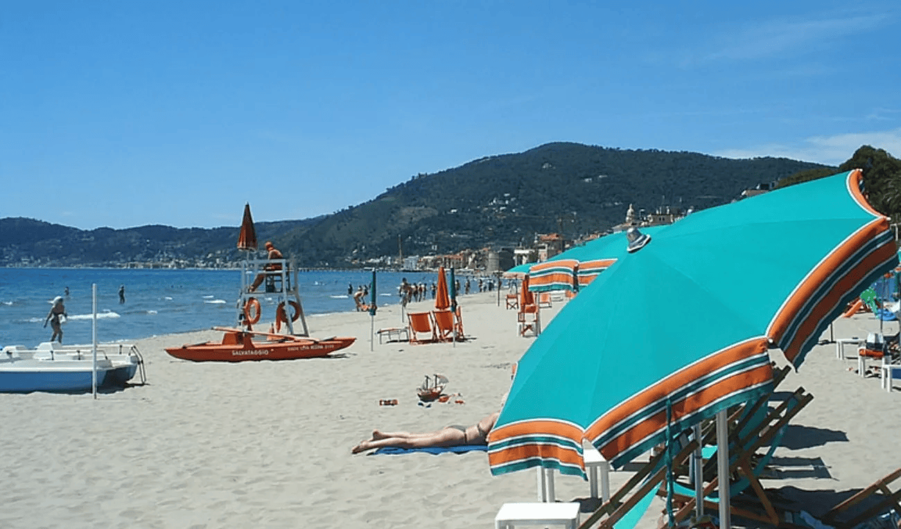 Ad Alassio un turista pavese di 75 anni è stato travolto da decine di gavettoni mentre dormiva in spiaggia: ricovero urgente e denuncia contro ignoti.