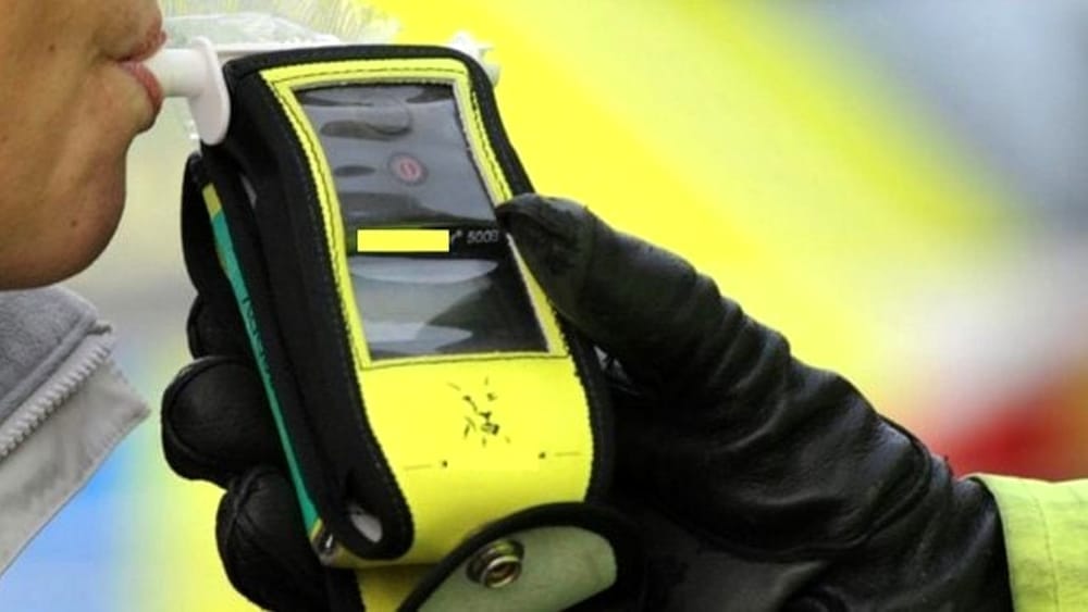 Il giovane chiama il padre dopo essere risultato positivo all’alcoltest, ma anche l’uomo arriva in auto ubriaco. Per entrambi scatta denuncia e ritiro patente.