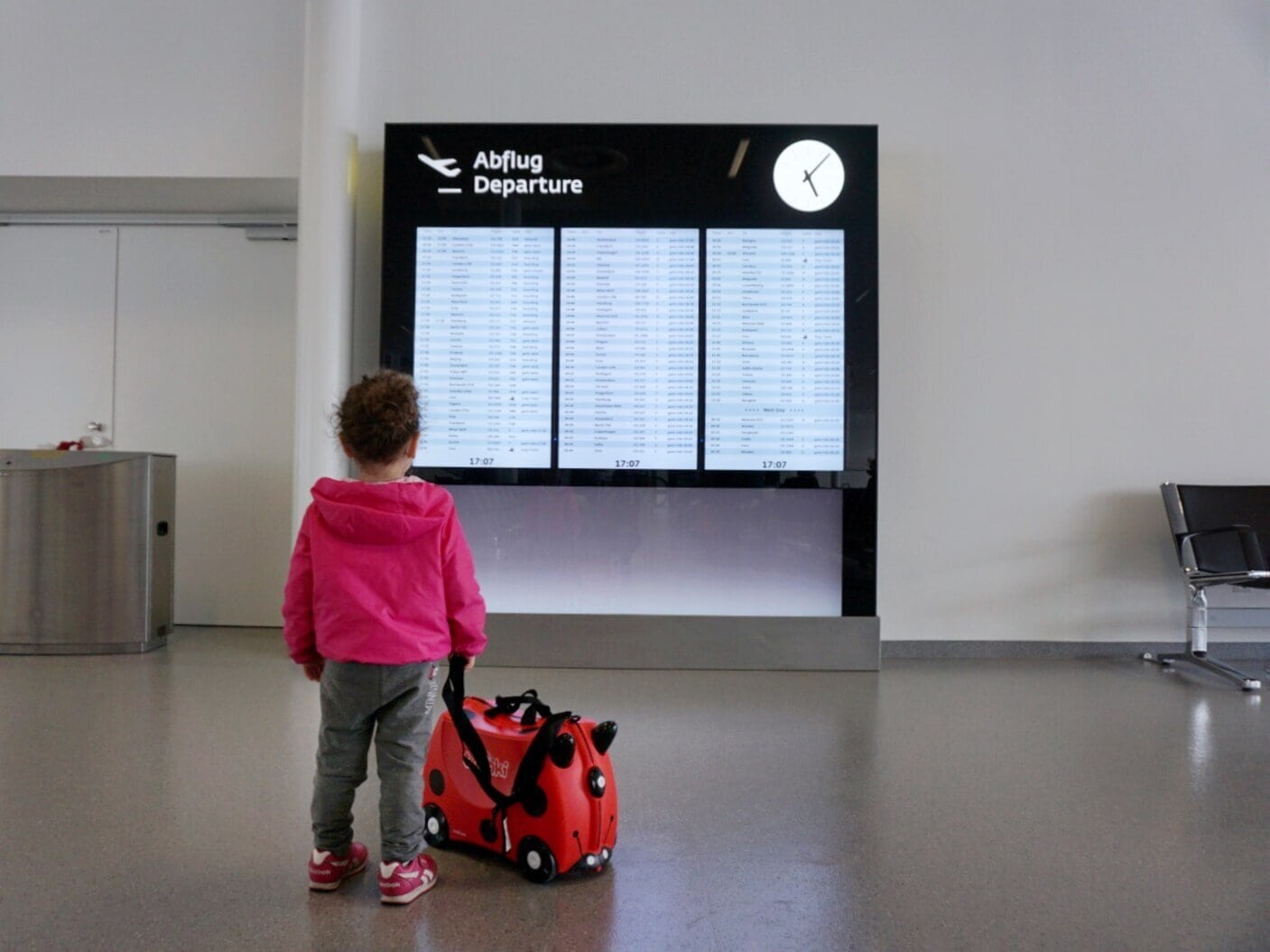 Un bambino di 10 anni è stato abbandonato dai genitori all’aeroporto di Barcellona-El Prat perché aveva il passaporto scaduto.