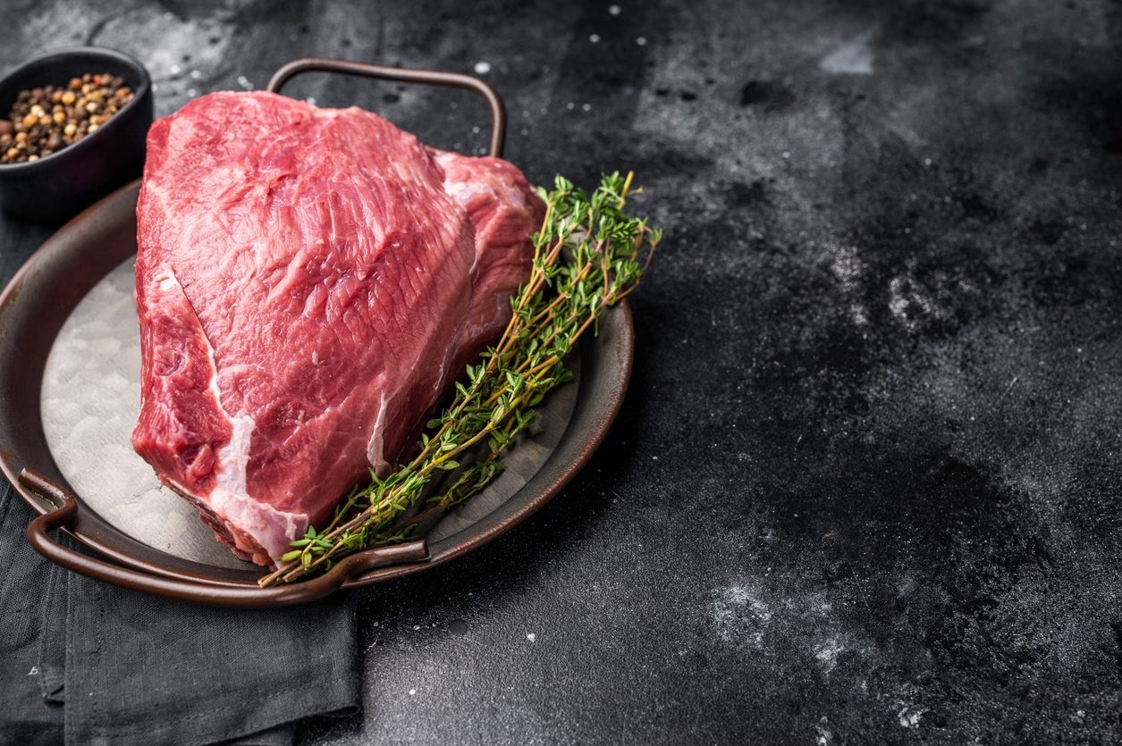 Mangia carne cruda di cinghiale viene  contagiato da un batterio che ha invaso il cuore
