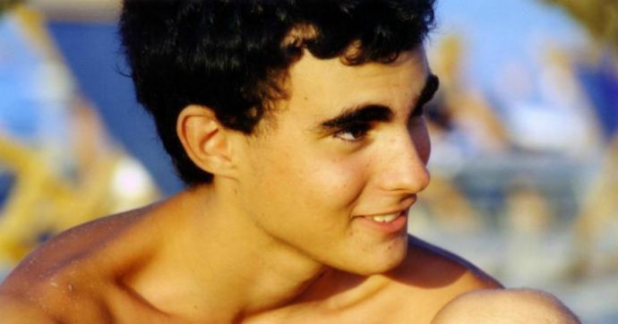 Federico Aldrovandi morì a 18 anni sotto le manganellate nel 2005. Vent’anni dopo, i quattro agenti condannati sono tornati in servizio. “Gli hanno ridato la divisa”.