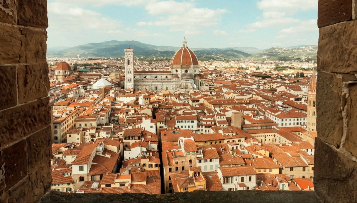 Roberto Vannacci interviene dopo l’esclusione di Firenze dai siti Unesco, accusando la sinistra di aver trasformato il centro storico in un luogo degradato e pericoloso.