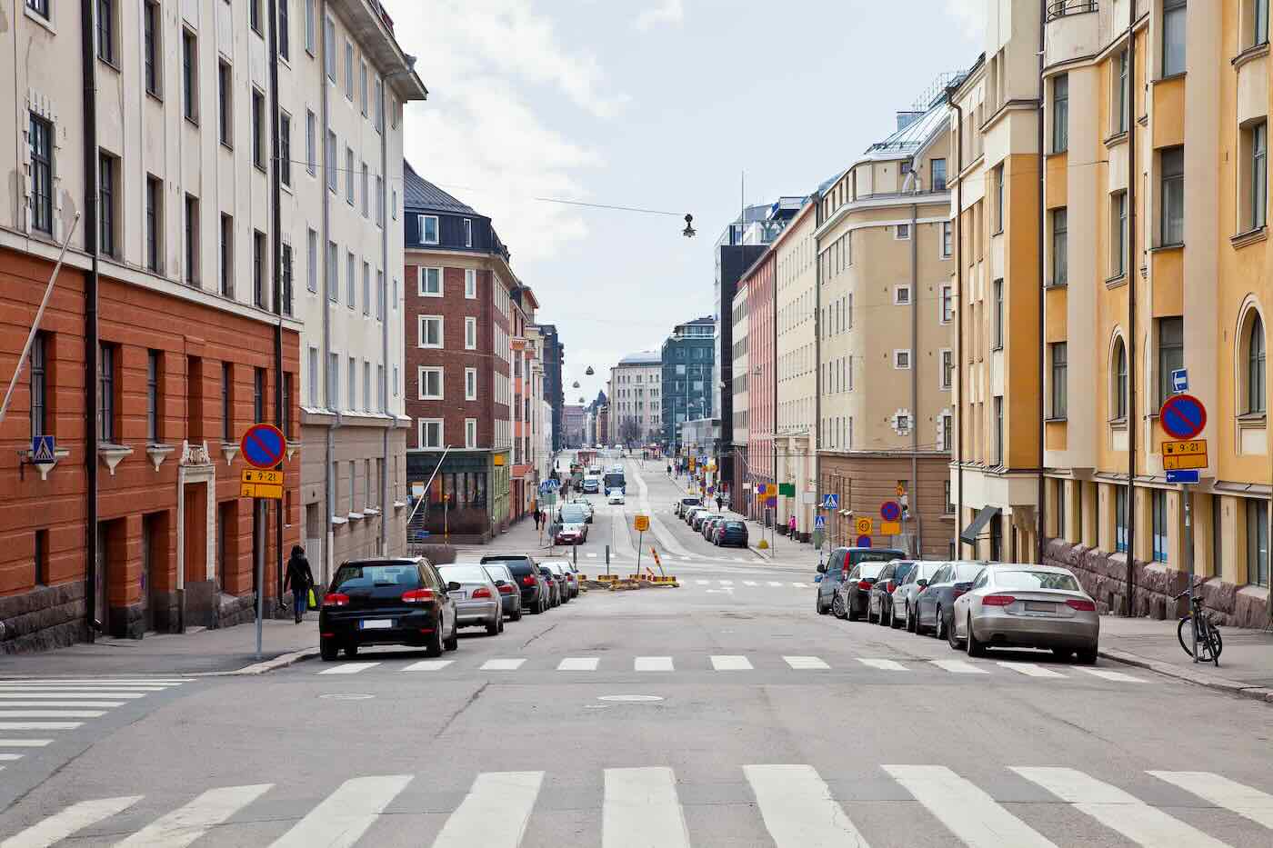 A Helsinki da oltre dodici mesi non si registrano vittime di incidenti stradali. L’ultimo decesso risale ai primi giorni di luglio 2024, un traguardo considerato eccezionale per una città di circa 700mila abitanti. Per confronto, nello stesso periodo, Roma ha contato 115 morti e Milano 35.