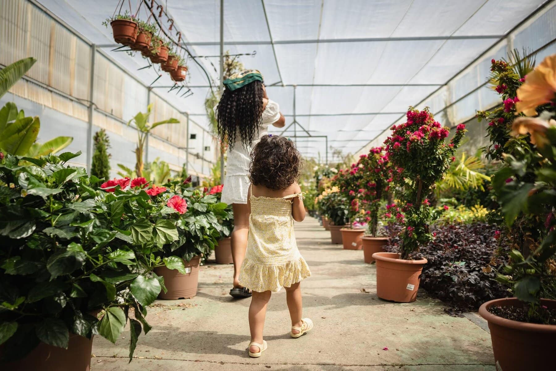 La scrittrice newyorkese Erin Celletti ha scelto di educare la figlia di sette anni con abitudini anni Duemila: passeggiate, pochi schermi e giochi all’aperto.