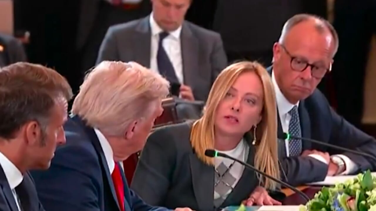 Il presidente americano convoca i protagonisti della guerra in Ucraina e ringrazia Giorgia Meloni per l’impegno verso la pace. La sinistra insorge.