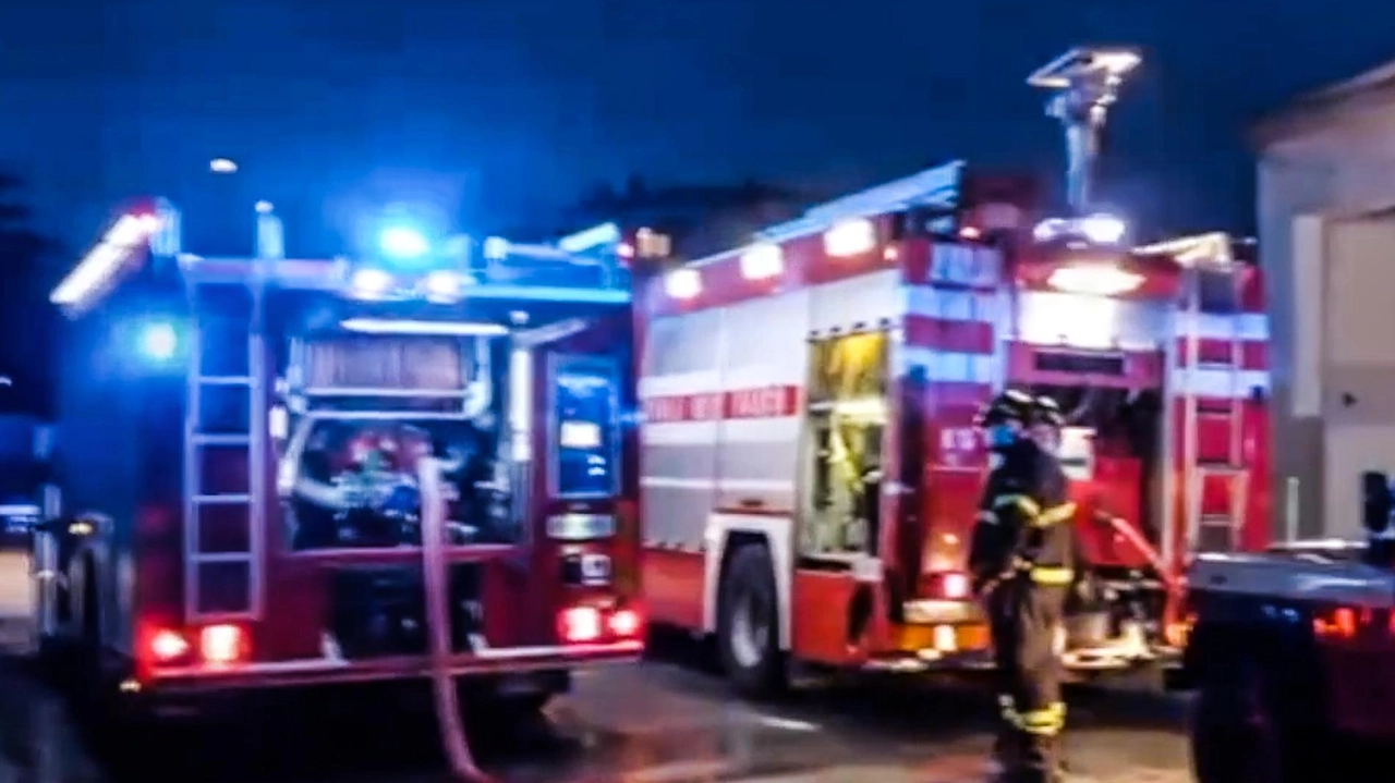 Un 50enne ha incendiato un locale a Siviglia dopo aver scoperto che nel suo panino non c’era maionese: clienti in fuga, lui arrestato con ustioni alla mano.