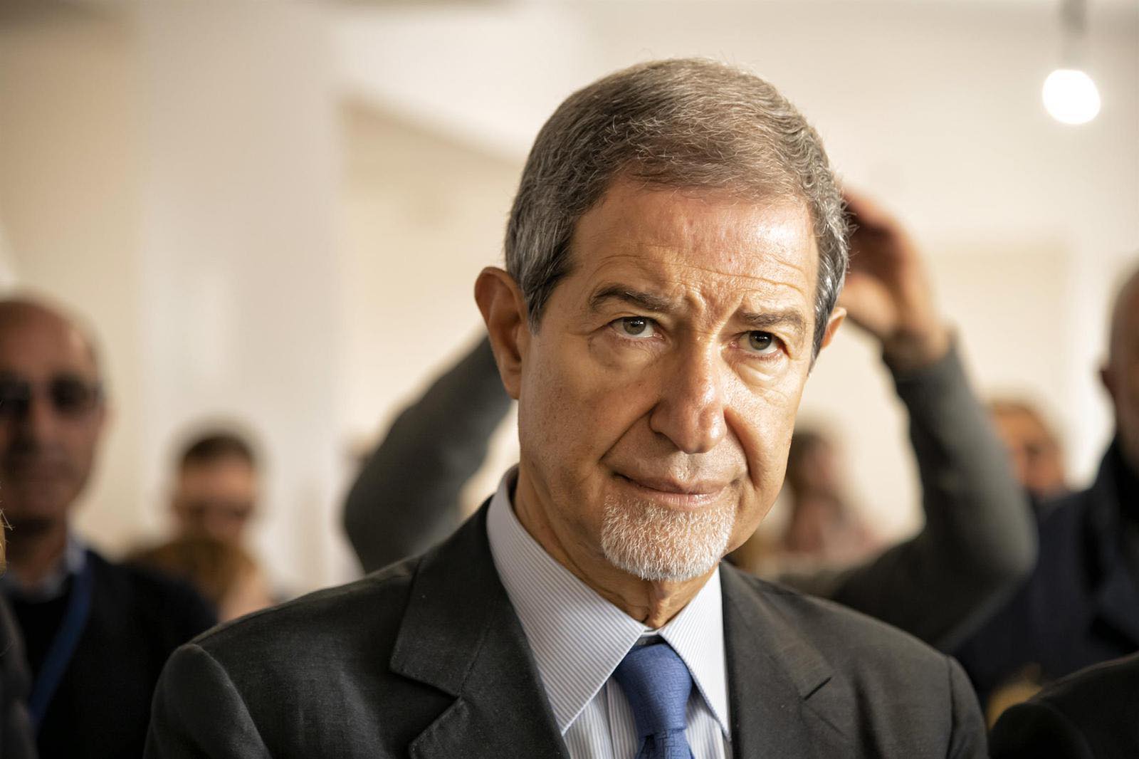 Il ministro Nello Musumeci definisce i magistrati “killer” durante l’Etna Forum a Ragalna. L’Anm e il Pd insorgono: “Parole gravi e offensive”.