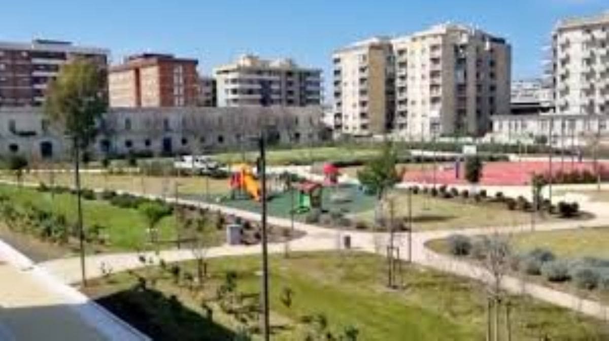 Bari, degrado al Parco Rossani: materassi tra i cespugli e bivacchi in pieno giorno